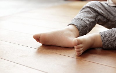 Bebê com pé chato: pé plano na primeira infância é normal?