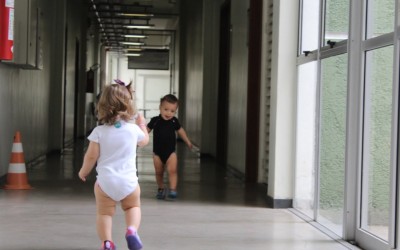 Como estimular o desenvolvimento dos pés das crianças?