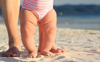Coisas de bebê: o andar na areia