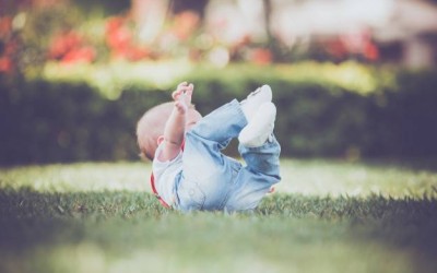 Meu filho cai muito. O que pode ser?