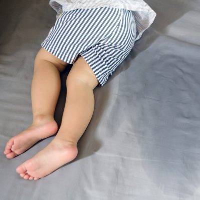Seu filho faz xixi na cama? Veja se isso é normal!
